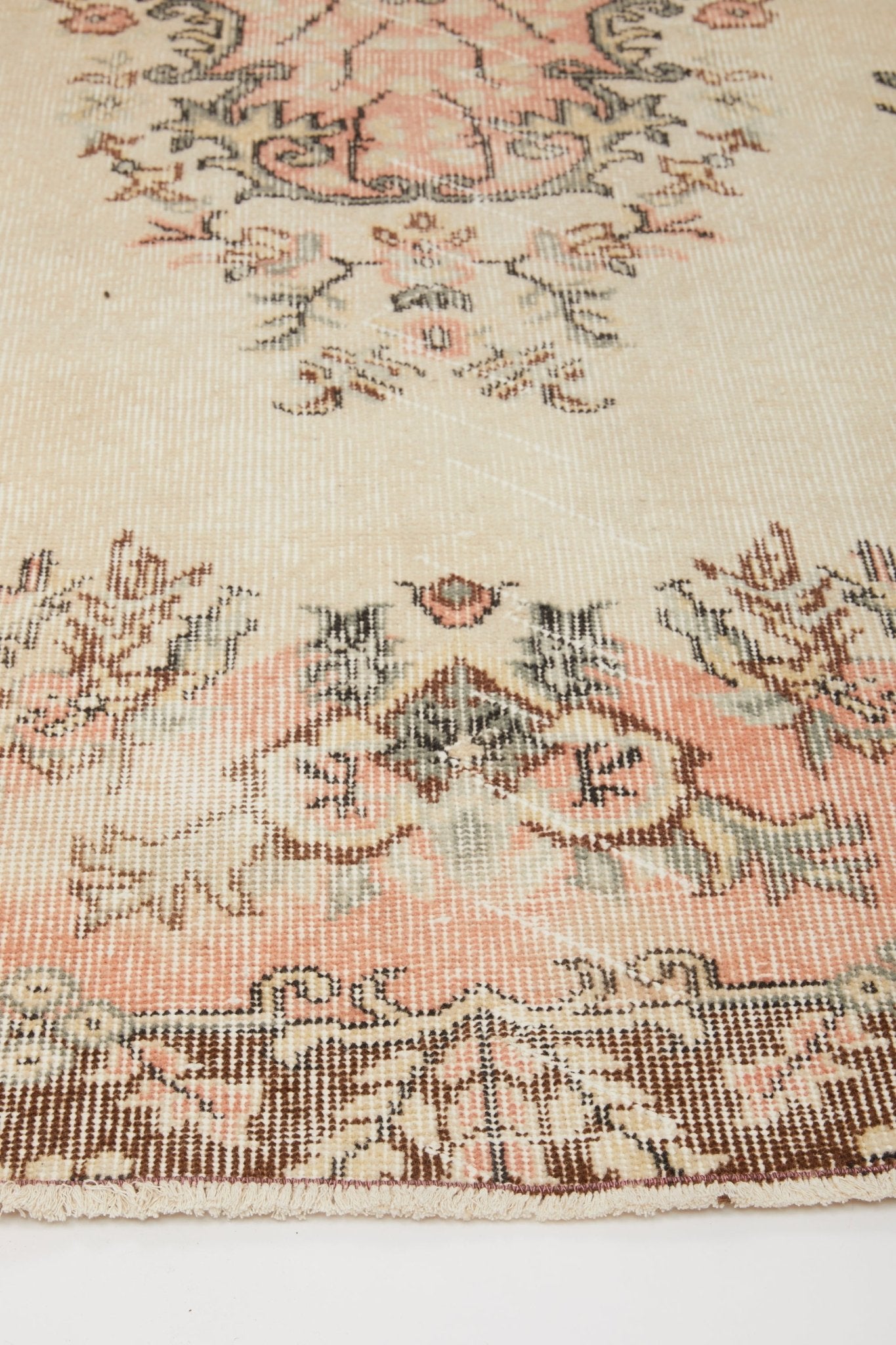'Darwin' Vintage Turkish Distressed Area Rug - 4'7.5'' x 8'4'' - Canary Lane
